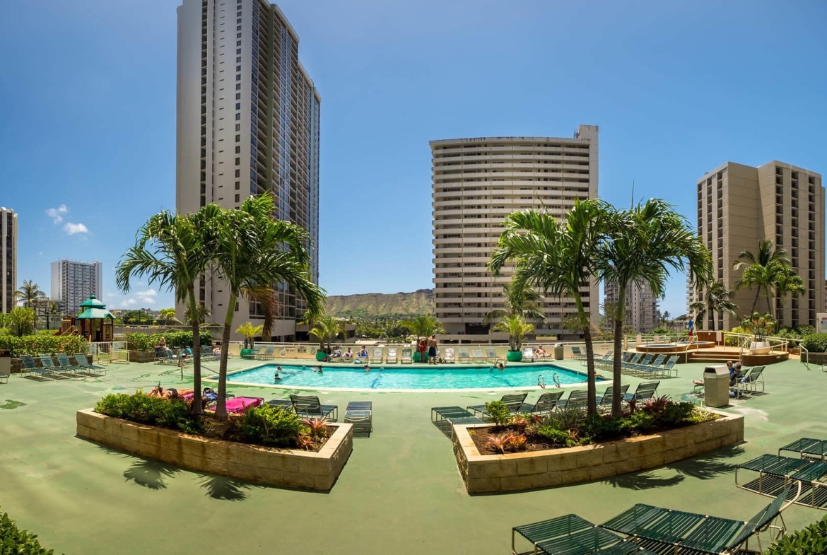 Hawaiian Sun Holidays at The Waikiki Banyan pool
