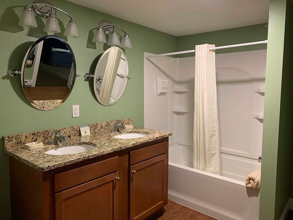 Innseason Resorts – Harborwalk bathroom