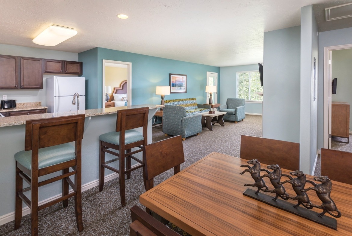 WorldMark Midway Dining Area and Kitchen