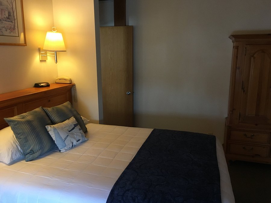Newport Bay Club And Hotel bedroom