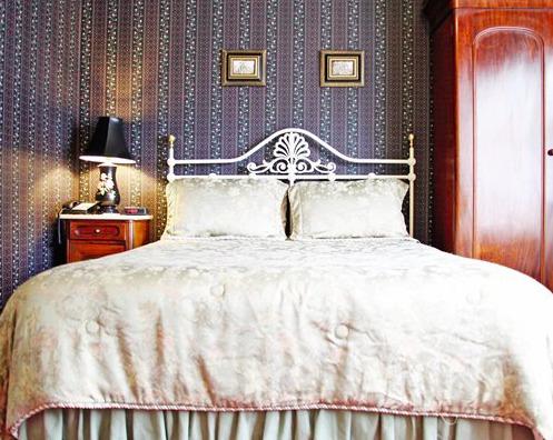 Nob Hill Inn bedroom