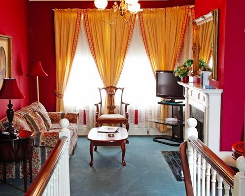 Nob Hill Inn living room
