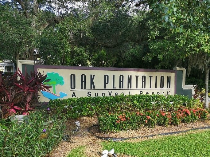 Oak Plantation Vacation Resort sign