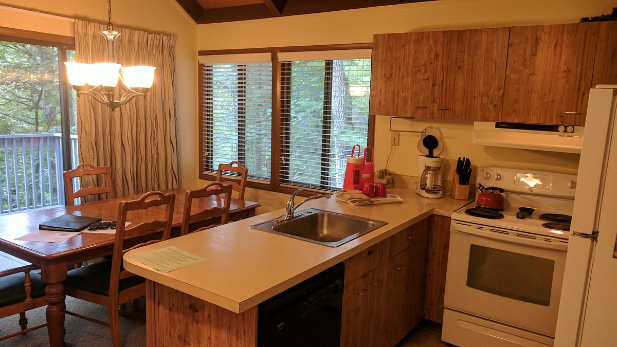 Petit Crest Villas At Big Canoe kitchen