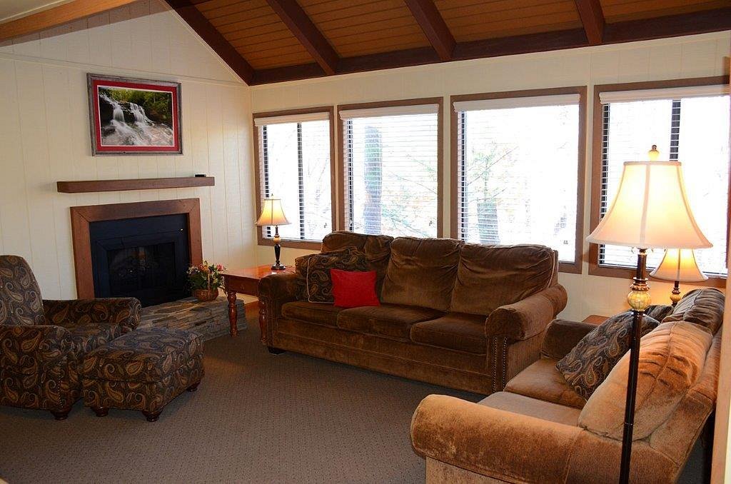 Petit Crest Villas At Big Canoe living room