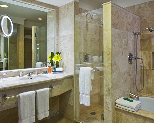 Sandos Cancun bathroom