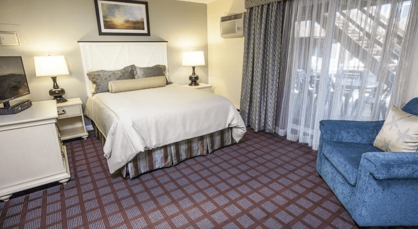 Cape Winds Resort bedroom