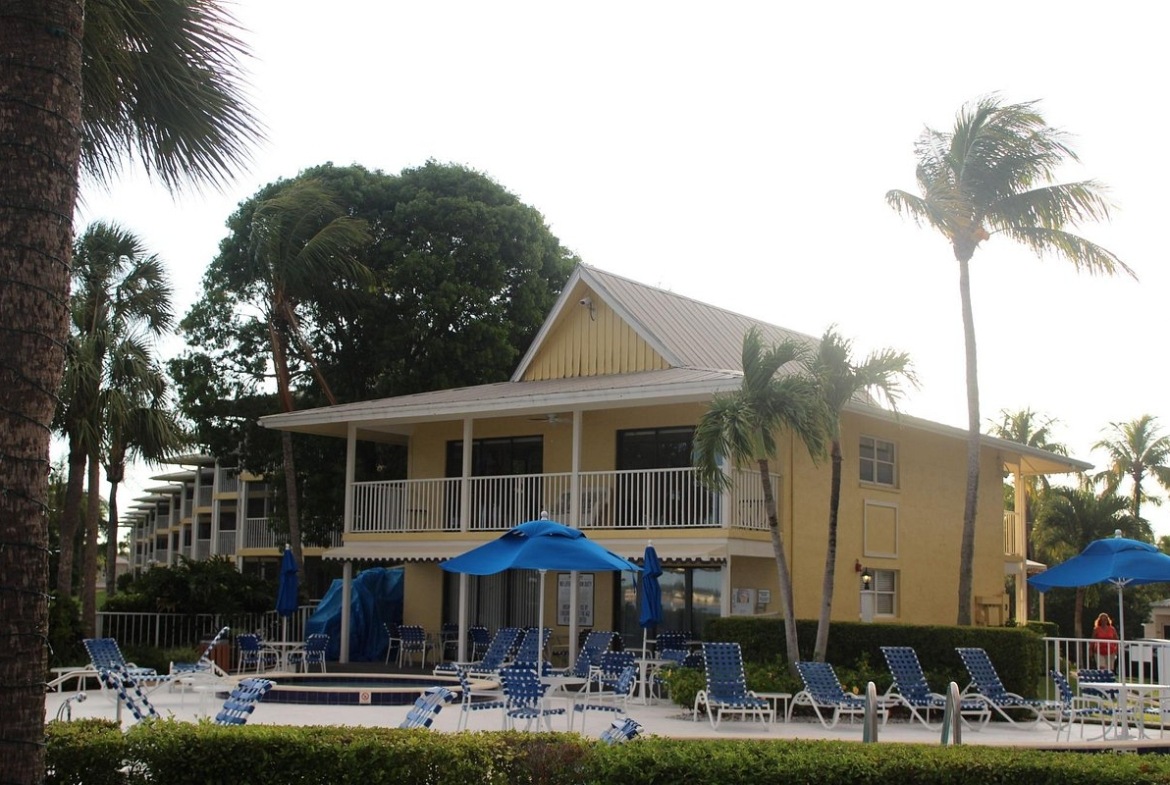 Charter Club Resort On Naples Bay