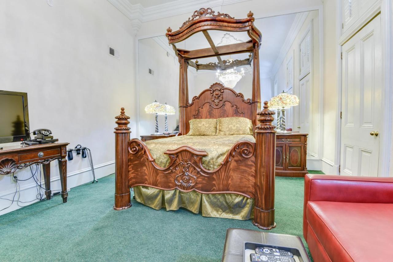 Chateau Orleans living bedroom