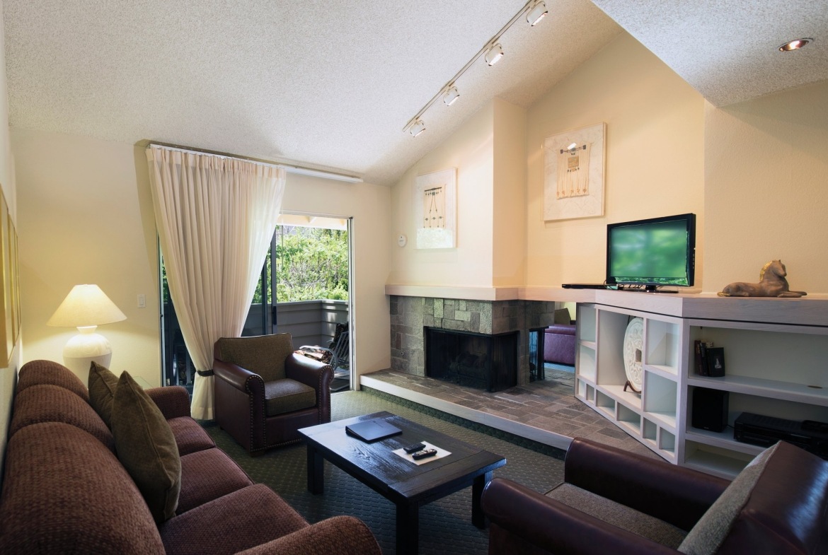 Club Lakeridge living