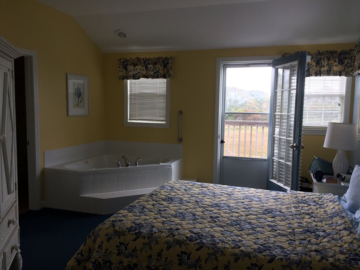 Colonial Acres Resort bedroom