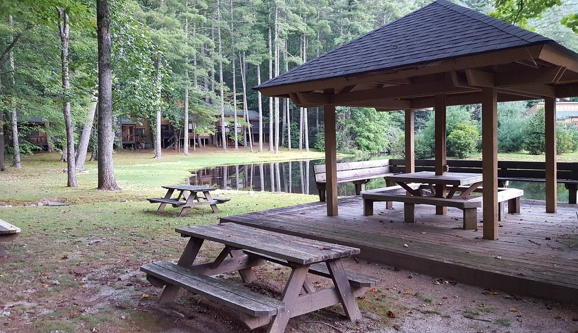 Foxhunt At Sapphire Valley picnic tables