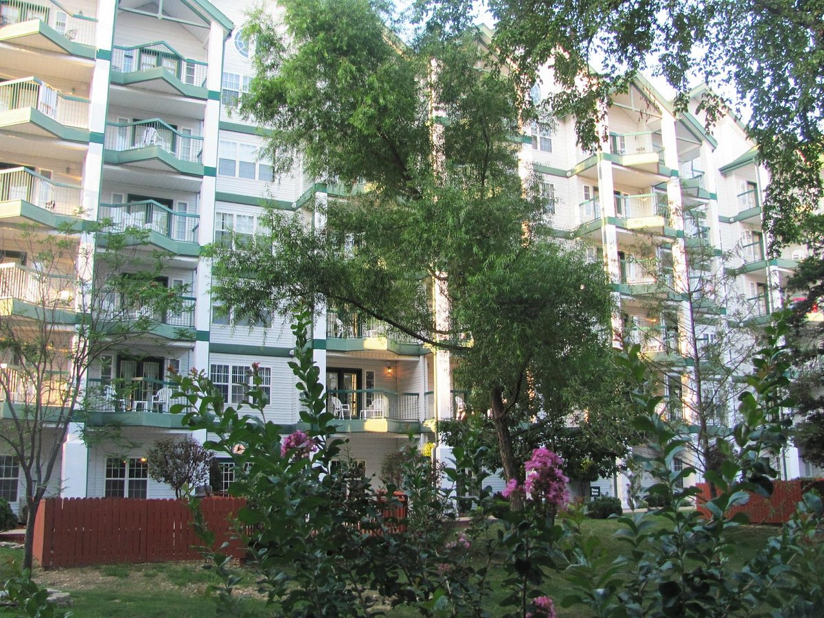 Surrey Grand Crowne Resort Exterior