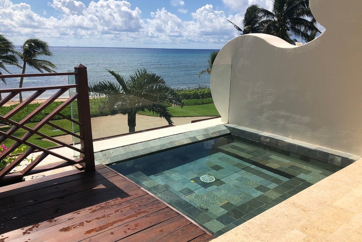 Grand Velas International Residence hot tub