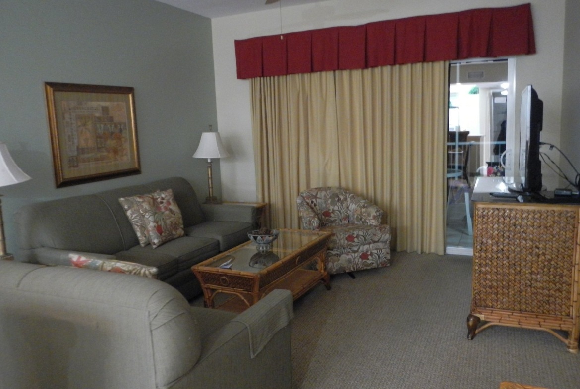 Holiday Beach Resort- Destin living room