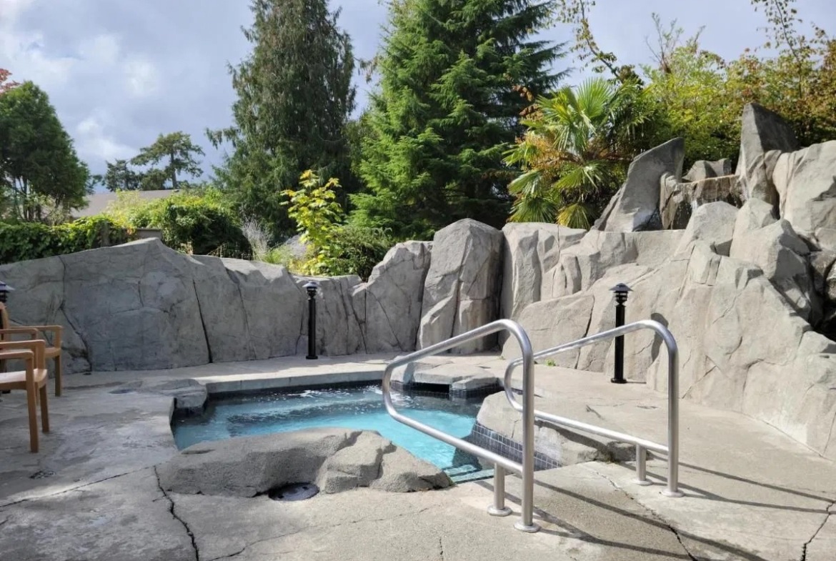 Pacific Shores Resort And Spa hot tub