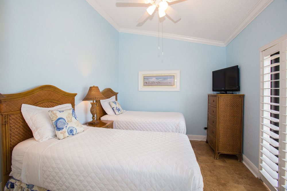bedroom with double bed