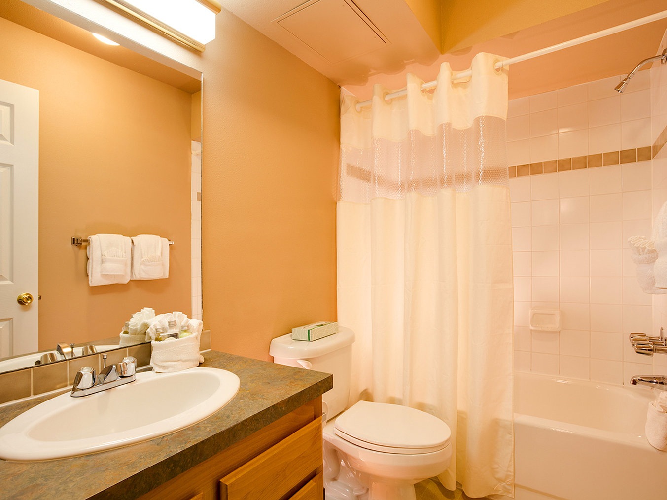Legacy Vacation Resorts-Steamboat Springs Suites bathroom