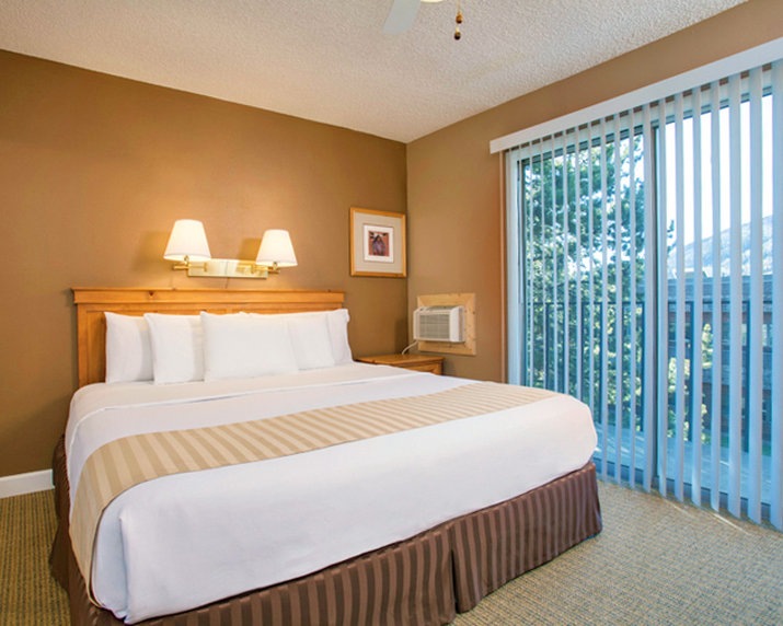 Legacy Vacation Resorts-Steamboat Springs Suites bedroom