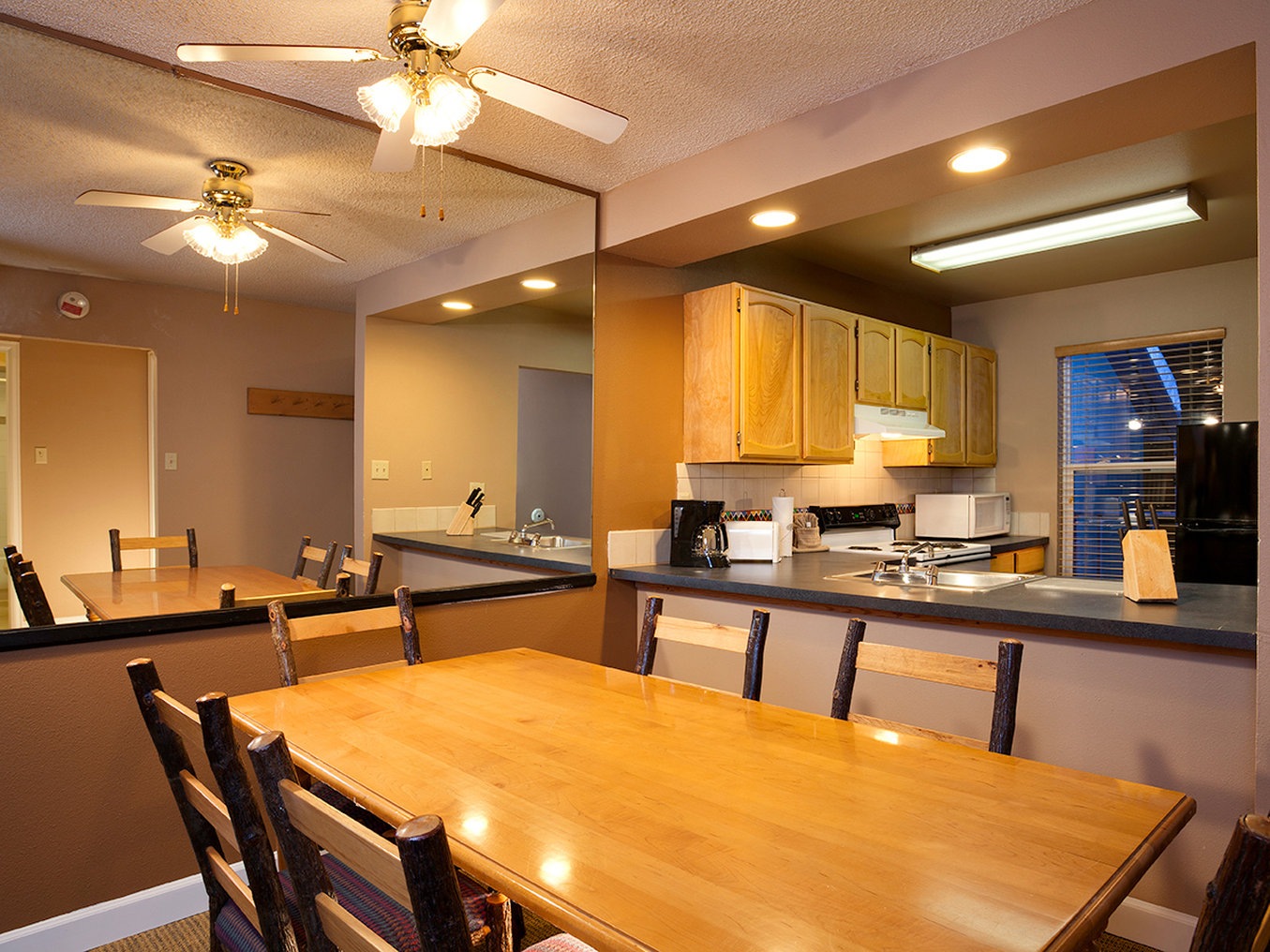 Legacy Vacation Resorts-Steamboat Springs Suites dining room