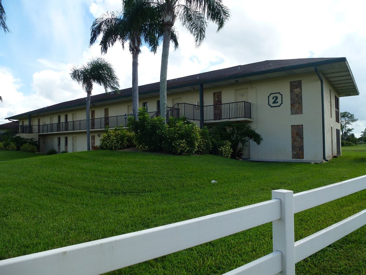 Lehigh Resort Club exterior