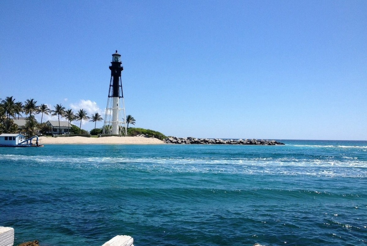 Lighthouse Cove Resort lighthouse