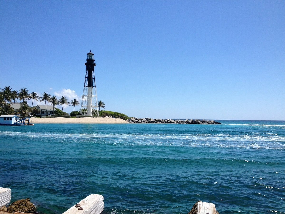 Lighthouse Cove Resort lighthouse