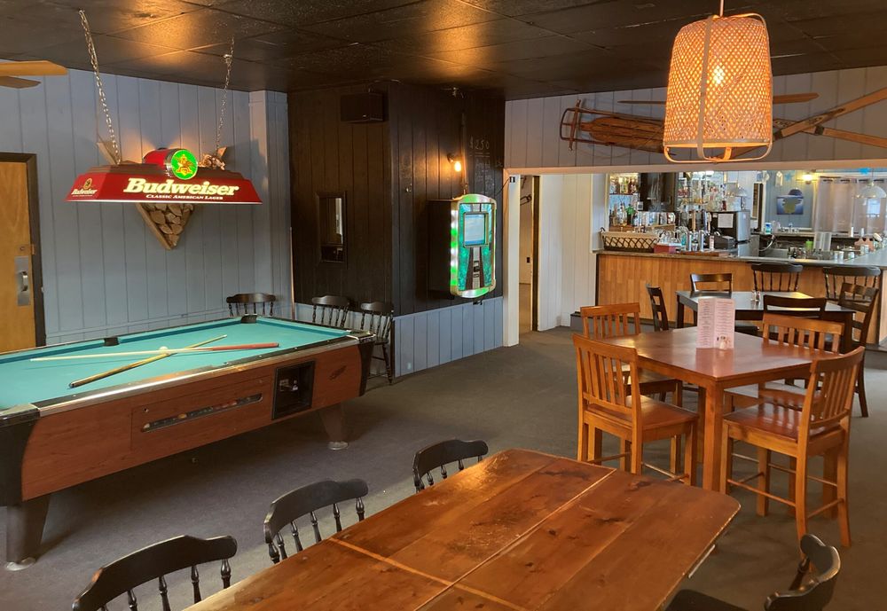 Leisure Life Resort On Moosehead Lake Bar