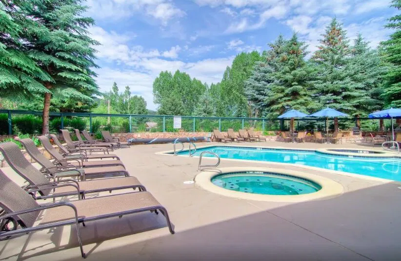 outdoor pool plus hot tub