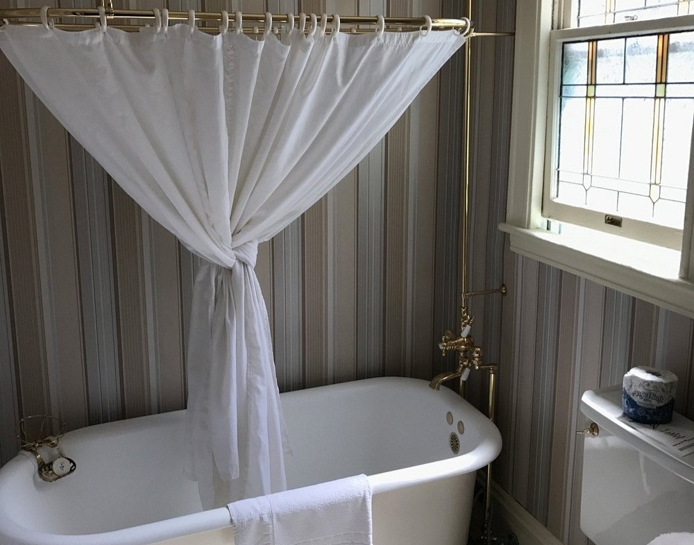 Nob Hill Inn bathtub
