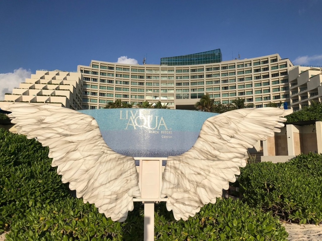 Live Aqua Beach Resort Cancun beach area