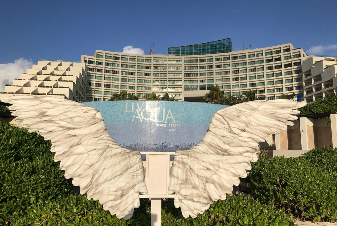 Live Aqua Beach Resort Cancun beach area