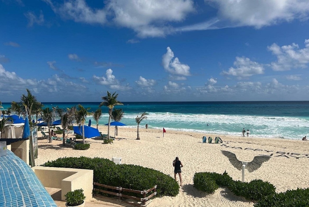 Live Aqua Beach Resort Cancun beach area