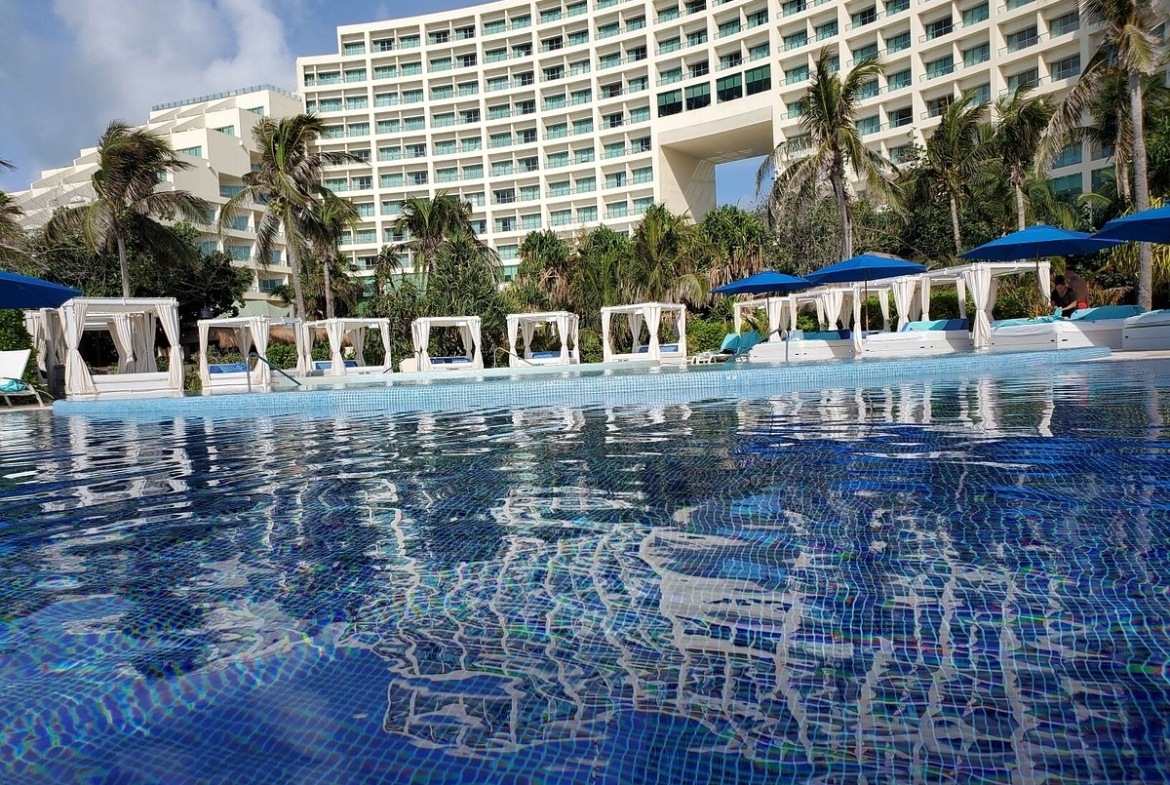 Live Aqua Beach Resort Cancun pool