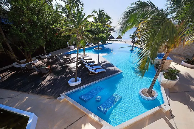 Hotel Le Reve by Mij – Beachfront Hotel pool