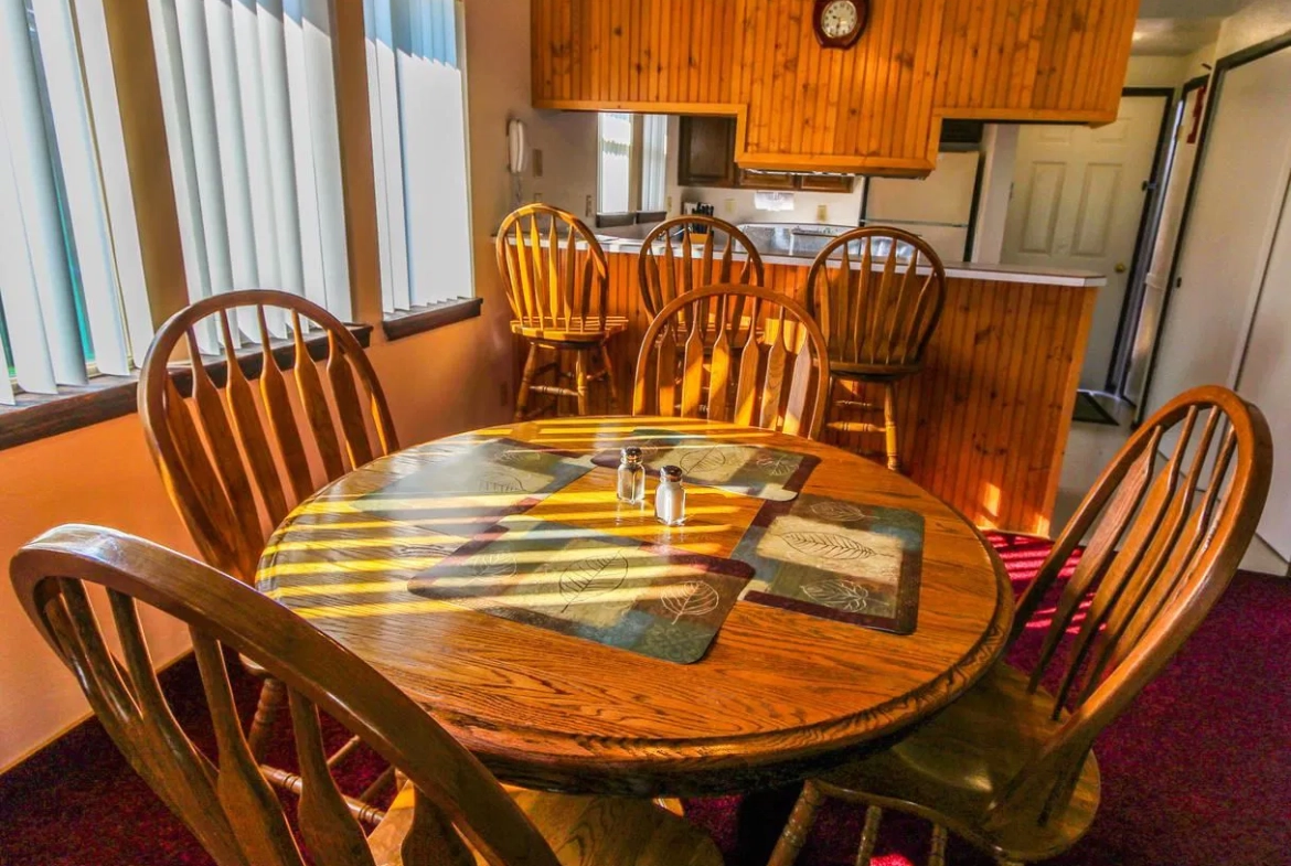 Timbers at Island Park Village Resort Dining Area