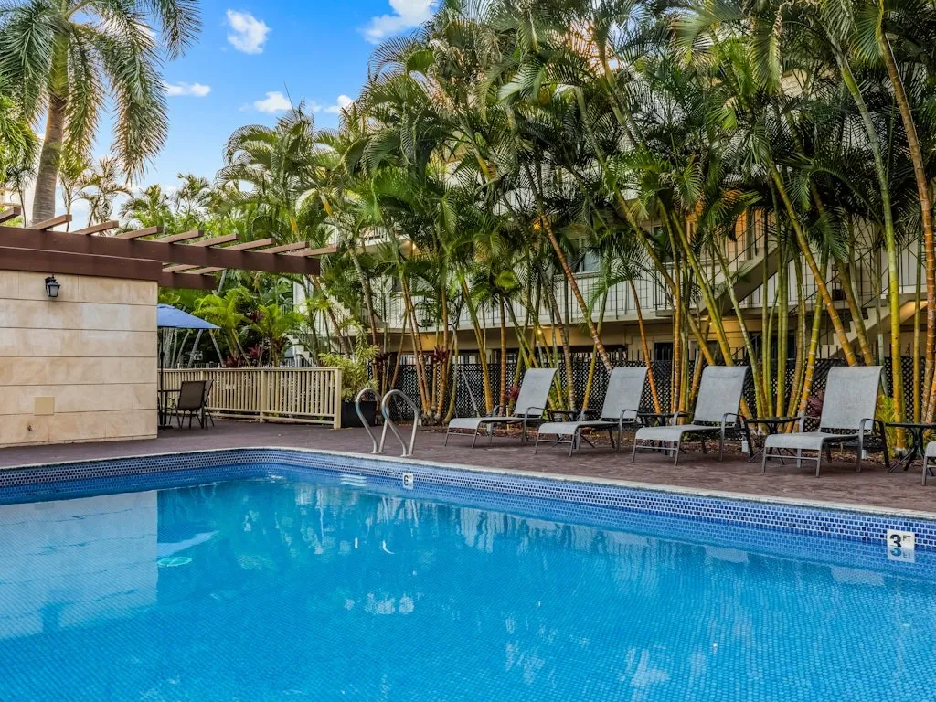 Vacation Rentals in Honolulu Hawaii: Royal Garden at Waikiki Pool
