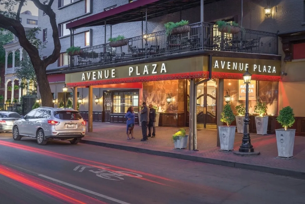 Avenue Plaza