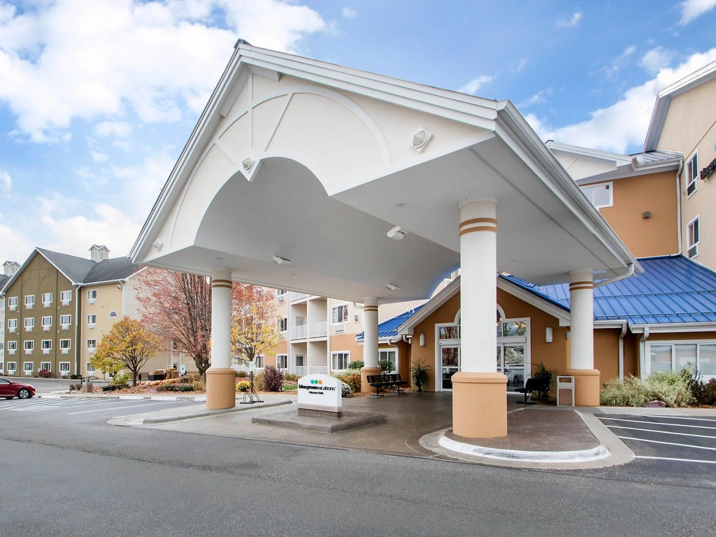 Large white porte-cochere entrance canopy at the Bluegreen Vacations Odyssey Dells resort.