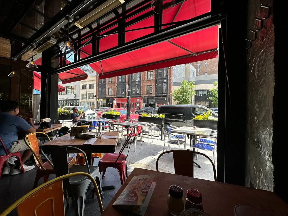 Lou Malnati's Interior